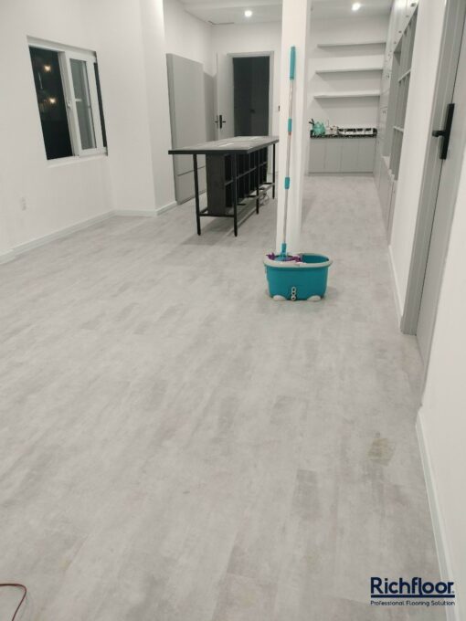 Sàn vinyl hèm khóa bê tông sáng