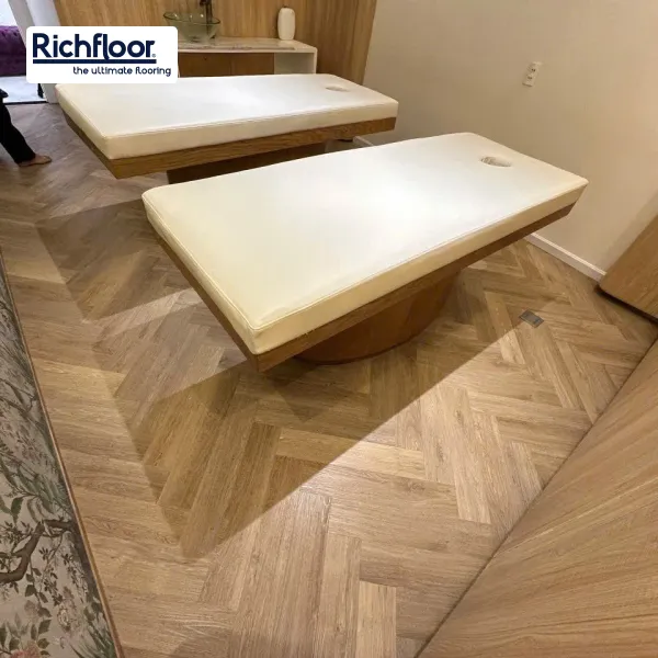 Sàn nhựa hèm khóa xương cá cho Spa
