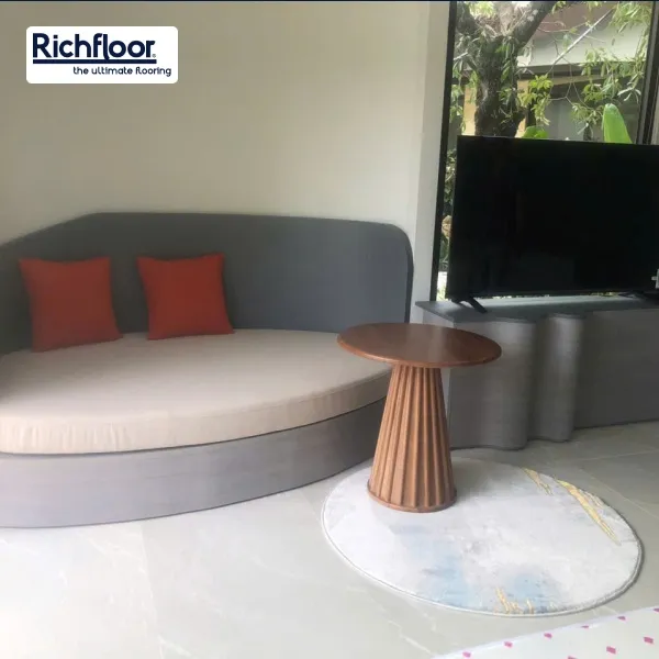 Kết hợp thảm tròn trắng và sofa pastel giúp thư giãn hơn, hợp với người mệnh Kim