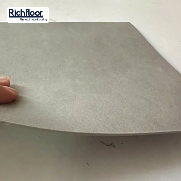Sàn vinyl cuộn vân bê tông – phong cách công nghiệp đầy ấn tượng