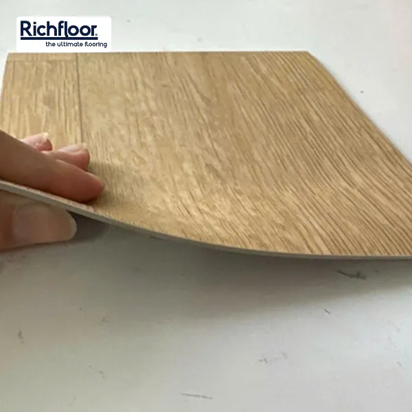Vân gỗ tự nhiên trên sàn vinyl cuộn, mang lại cảm giác ấm cúng