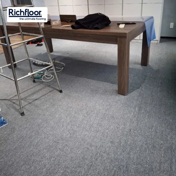 Chuẩn bị mặt bằng sạch, phẳng để đảm bảo quá trình lắp đặt thảm thuận lợi