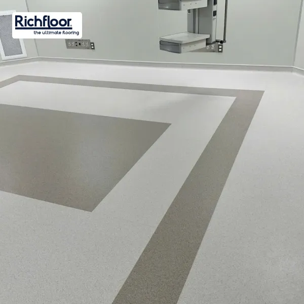 Sàn vinyl kháng khuẩn có bề mặt đàn hồi giúp giảm nguy cơ trượt ngã