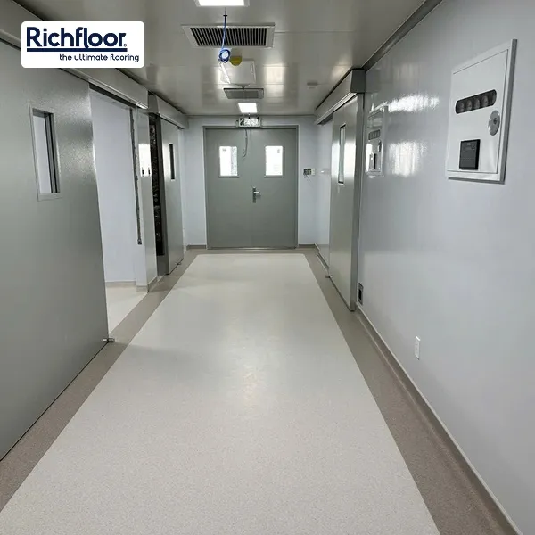 Công nghệ lớp phủ UV giúp sàn vinyl kháng khuẩn bền và dễ vệ sinh