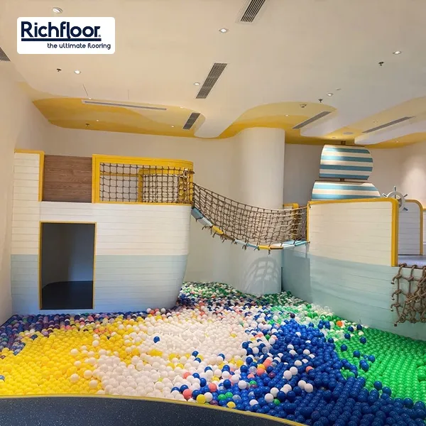 thiết kế màu sắc sàn vinyl cho khu vui chơi