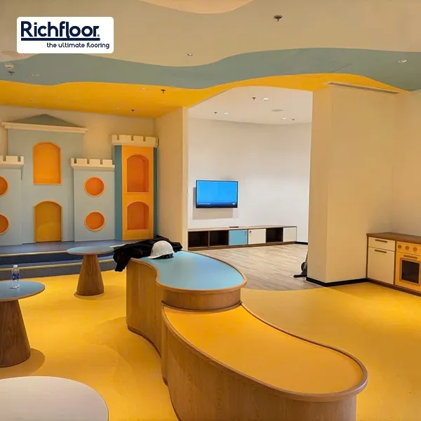 bề mặt sàn vinyl khu kids chống trơn trượt