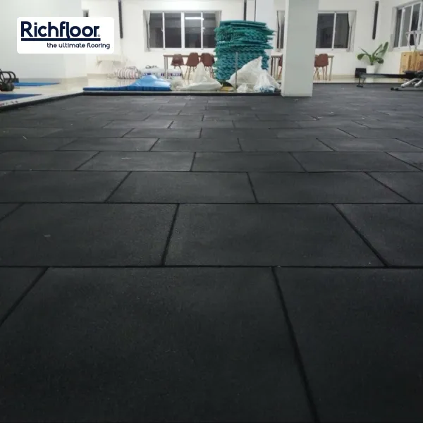 Gạch cao su tấm bền và chống trơn trượt