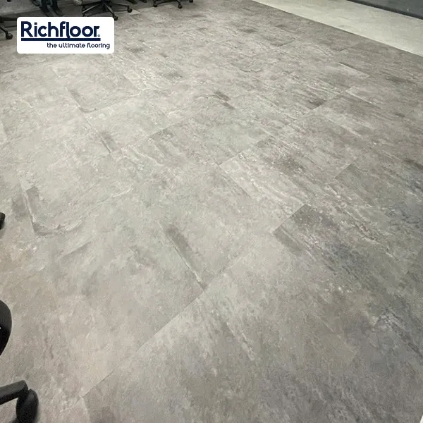 Sàn nhựa vân bê tông với ưu điểm vượt trội cho phòng khách
