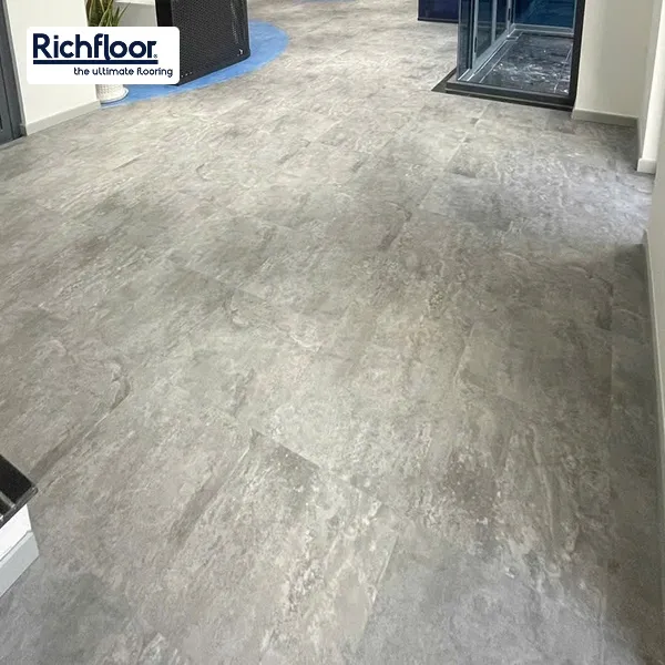 Sàn nhựa vân bê tông của Richfloor đảm bảo chất lượng và uy tín