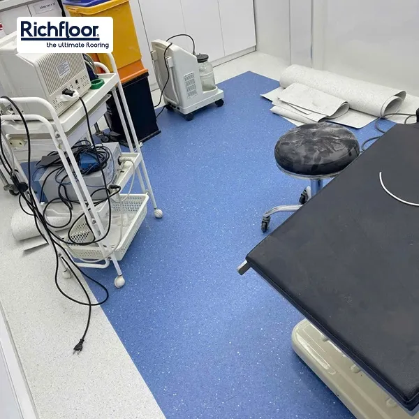Sàn vinyl đồng nhất VCT an toàn và độ bền cao phù hợp phòng khám
