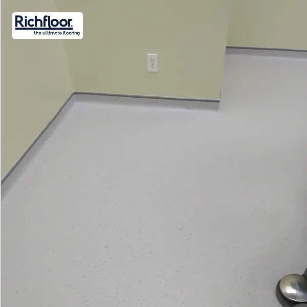 Bảo dưỡng sàn Vinyl đồng nhất VCT bền lâu cho phòng khám