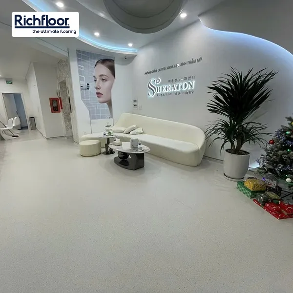 Sàn nhựa Vinyl cuộn kháng khuẩn giúp hạn chế vi khuẩn, phù hợp cho bệnh khám và phòng sạch.