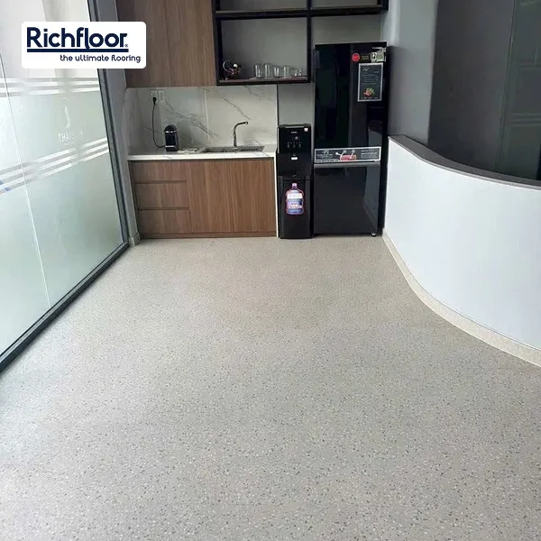 Chất liệu sàn nhựa terrazzo IT-3002 có độ bền cao, chống mài mòn và dễ vệ sinh trong quá trình sử dụng.