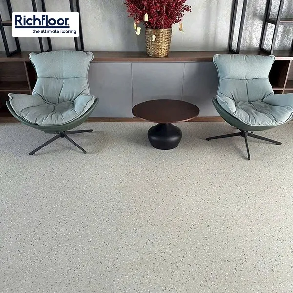 Sàn nhựa terrazzo IT-3002 tạo cảm giác êm chân, thân thiện với môi trường sống gia đình