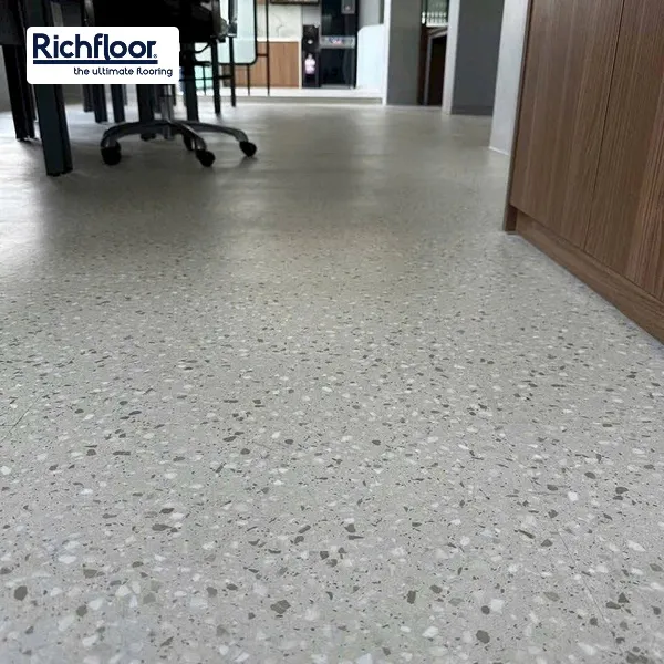 Sàn nhựa terrazzo IT-3002 mang họa tiết đá mài hiện đại, phù hợp nhiều phong cách nội thất nhà ở.