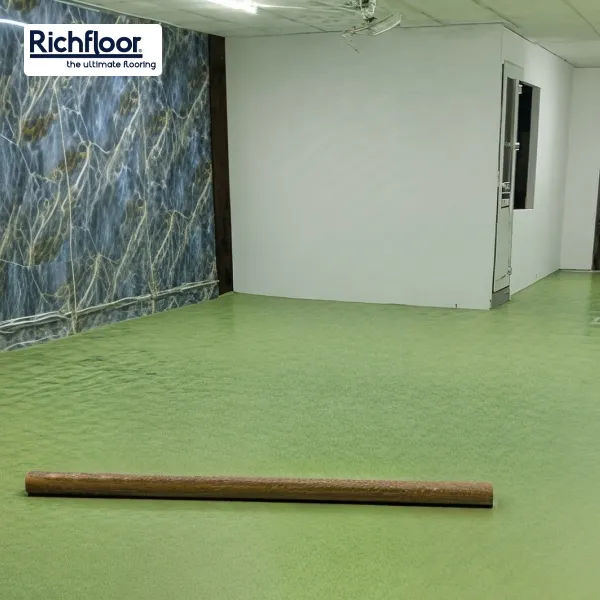 Chất liệu sàn nhựa dạng cuộn giá rẻ có khả năng chống nước, dễ vệ sinh và bảo trì.
