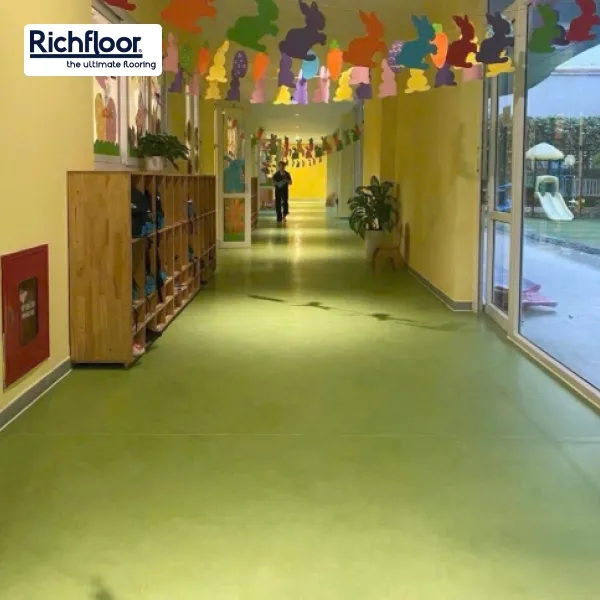 Sàn nhựa dạng cuộn giá rẻ thi công nhanh chóng, phù hợp nhà ở, văn phòng và cửa hàng.