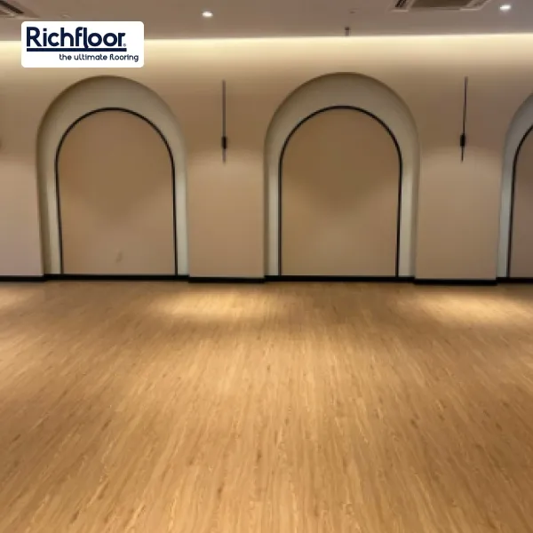 Chất liệu sàn nhựa giả gỗ phù hợp văn phòng với khả năng chống trầy xước và chịu lực tốt.