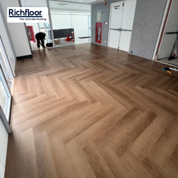 Thi công sàn nhựa giả gỗ lắp văn phòng nhanh chóng