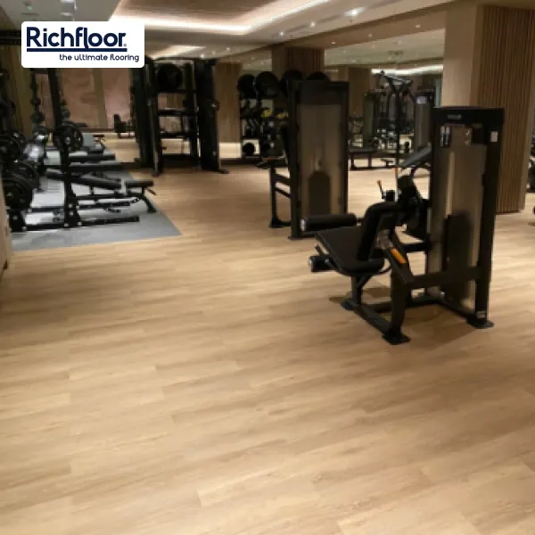 Sàn nhựa giả gỗ lắp văn phòng đa dạng màu sắc, dễ phối với phòng tập gym.