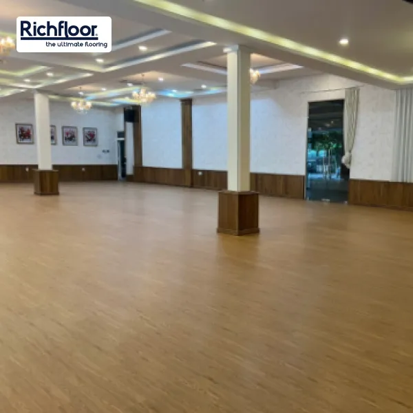 Richfloor - Đơn vị thi công sàn nhựa giả gỗ lắp văn phòng tại TP.HCM đảm bảo uy tín và chất lượng.