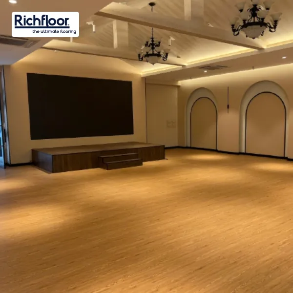 Sàn nhựa giả gỗ lắp văn phòng mang lại không gian làm việc chuyên nghiệp và hiện đại.