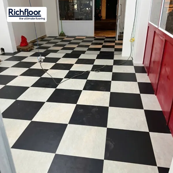 Lắp phối sàn caro độc đáo tạo điểm nhấn ấn tượng, giúp không gian trở nên nổi bật và cá tính