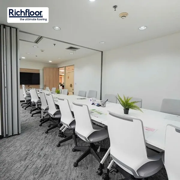 Thảm gạch văn phòng cao cấp giúp nâng tầm không gian làm việc chuyên nghiệp và hiện đại.