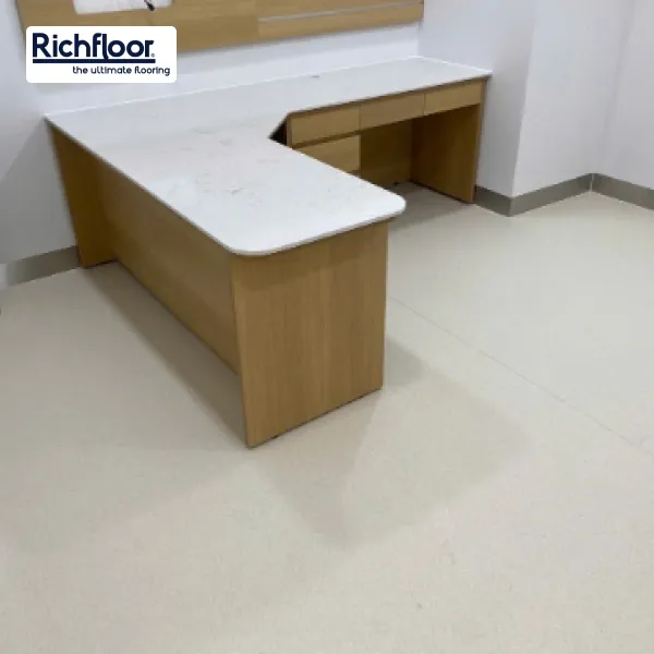 Sàn nhựa y tế kháng khuẩn thi công trọn gói, đảm bảo vệ sinh, an toàn. Phù hợp bệnh viện, phòng khám với chất lượng cao, thi công nhanh, giá hợp lý.