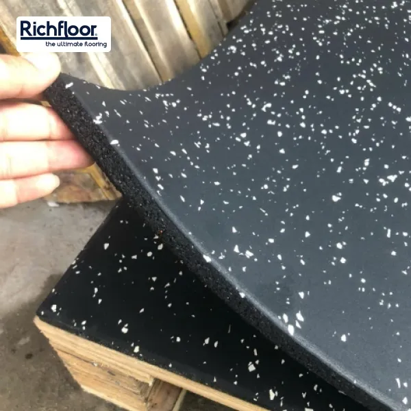 Gạch cao su EPDM là vật liệu đàn hồi, thường được sử dụng trong sân chơi và khu thể thao ngoài trời.
