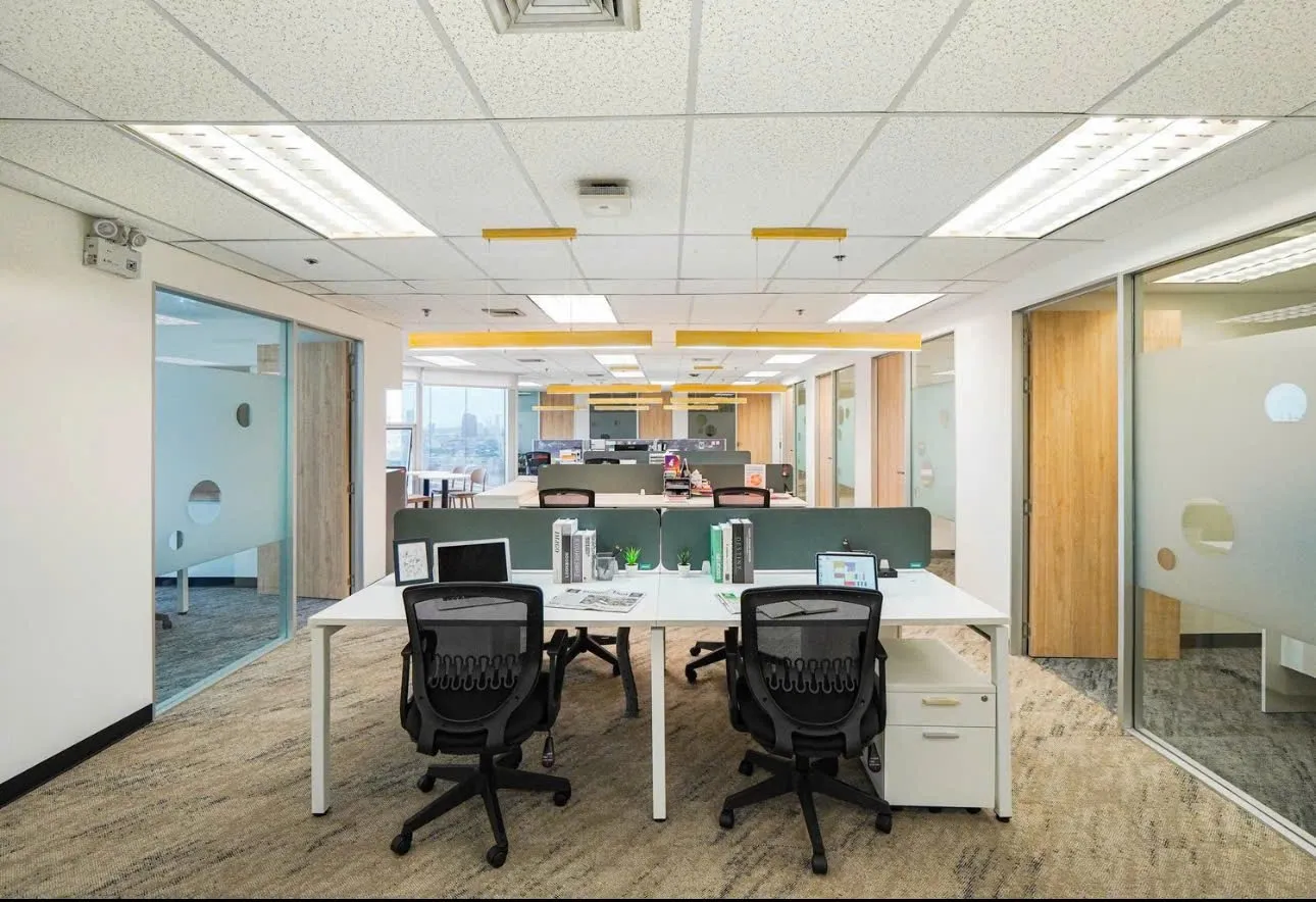 Chất liệu thảm gạch văn phòng cao cấp có độ bền cao, chịu lực tốt và ít bám bụi.