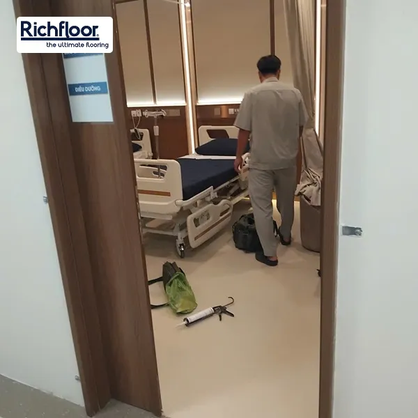 Richfloor - Nhà nhập khẩu sàn vinyl kháng khuẩn uy tín cung cấp giải pháp chất lượng với giá cạnh tranh.