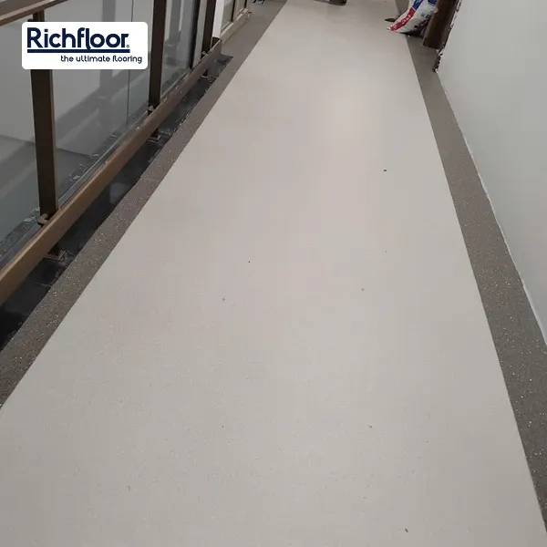 Chất liệu sàn vinyl kháng khuẩn có khả năng hạn chế vi khuẩn, dễ vệ sinh và bảo trì.