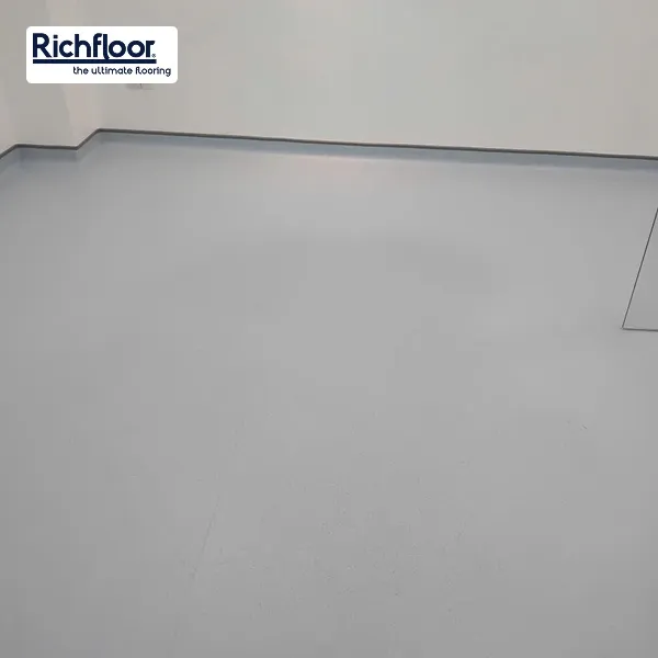 Sàn vinyl kháng khuẩn mang đến bề mặt sạch sẽ, an toàn, phù hợp cho bệnh viện và trường học.