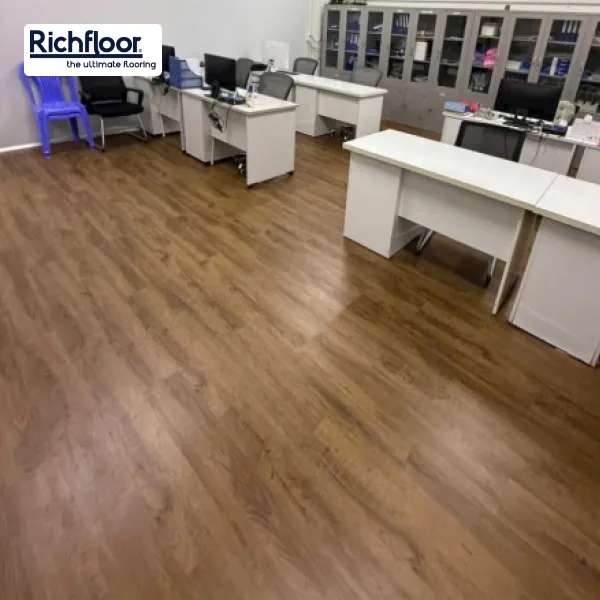 Sàn gỗ SPC vân gỗ có cấu tạo lõi cứng giúp hạn chế tối đa tình trạng phồng rộp khi tiếp xúc với nước.