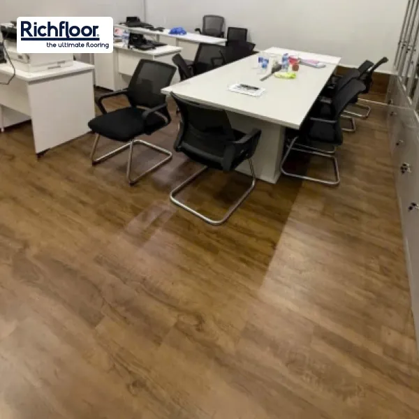 Sàn gỗ SPC vân gỗ là lựa chọn bền bỉ, hạn chế cong vênh và phồng rộp trong quá trình sử dụng lâu dài.