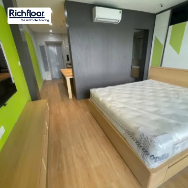 Sàn gỗ SPC vân gỗ vẫn giữ được độ ổn định kích thước ngay cả khi thay đổi độ ẩm môi trường.