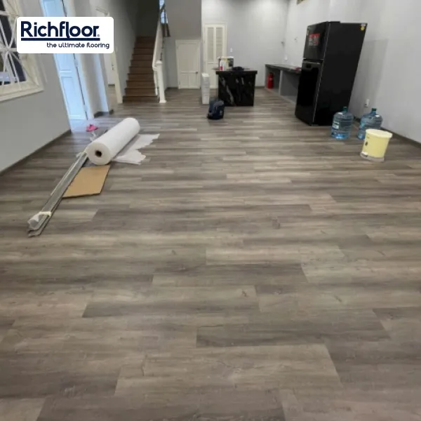 Nhờ khả năng chống thấm tốt, sàn gỗ SPC vân gỗ phù hợp sử dụng trong nhiều không gian ẩm ướt.