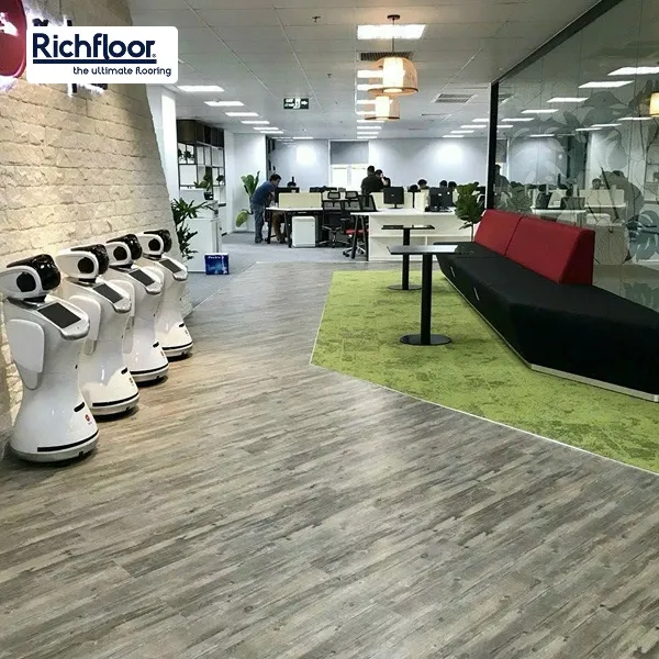 Sàn nhựa dán keo Deluxe có độ bám dính tốt nếu được thi công đúng kỹ thuật và bề mặt nền đạt chuẩn.