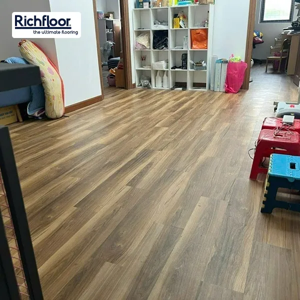 Sàn nhựa dán keo Deluxe cần sử dụng loại keo chuyên dụng để đảm bảo độ bền và hạn chế bong mép