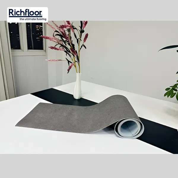 Chất liệu sàn nhựa giả đá dạng cuộn có khả năng chống ẩm, hạn chế trơn trượt khi sử dụng