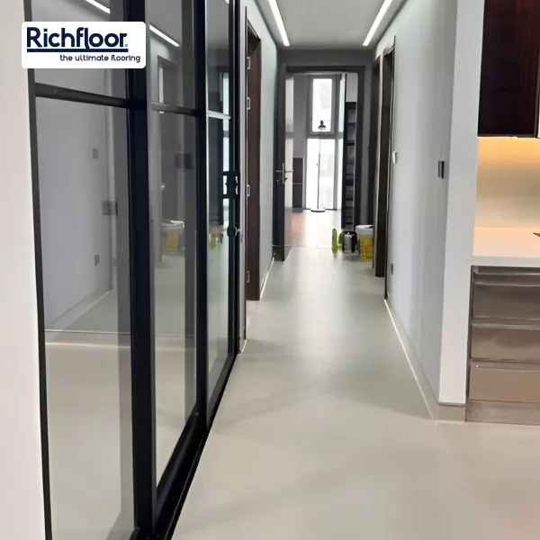 Sàn nhựa giả đá dạng cuộn có độ đàn hồi tốt, tạo cảm giác êm chân khi di chuyển.