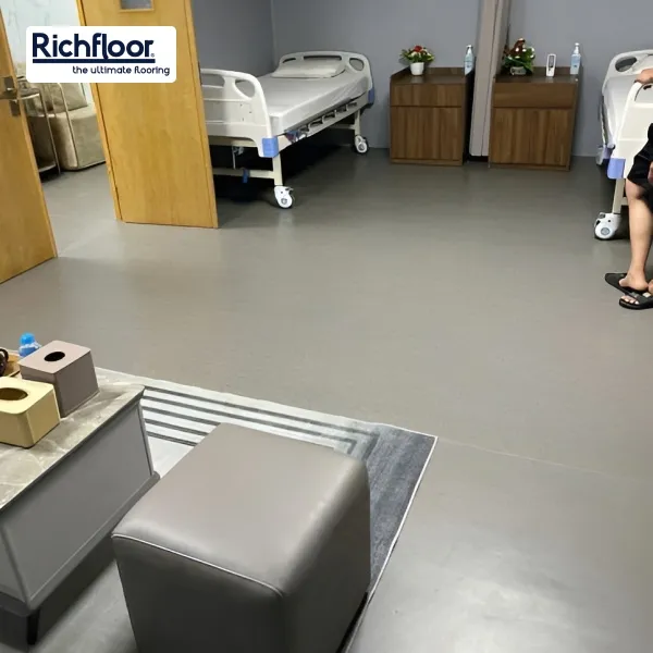 Sàn nhựa giả đá dạng cuộn có độ bền ổn định, phù hợp cho cả nhà ở và không gian thương mại.