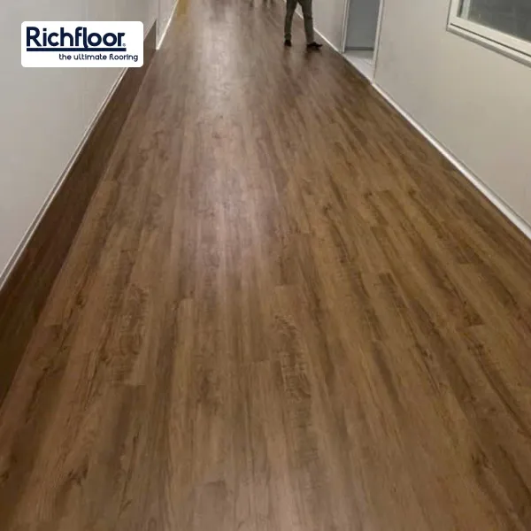 Chất liệu sàn nhựa giả gỗ bền đẹp, chống ẩm tốt, phù hợp khí hậu Việt Nam.