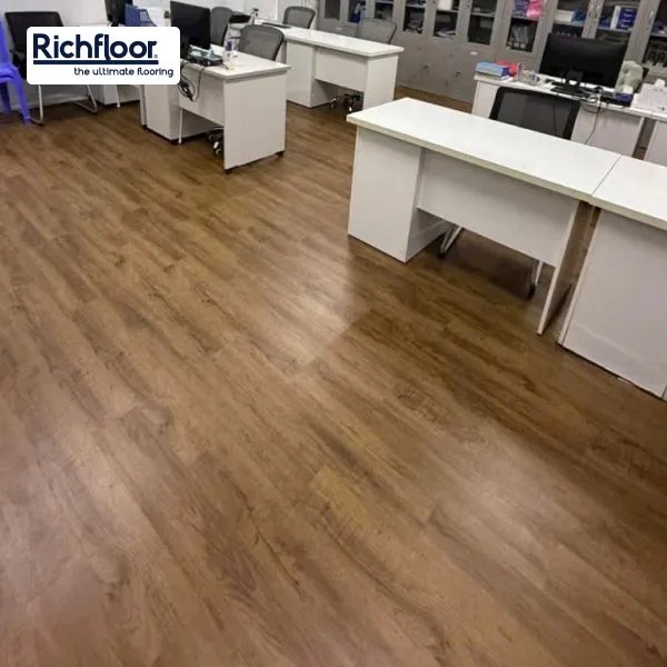 Sàn nhựa giả gỗ màu nâu ấm giúp tạo điểm nhấn tinh tế cho phòng khách và phòng ngủ.