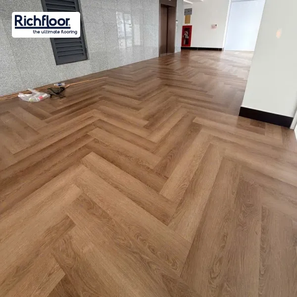 Sàn nhựa giả gỗ màu nâu ấm góp phần tạo không gian sang trọng và hài hòa.