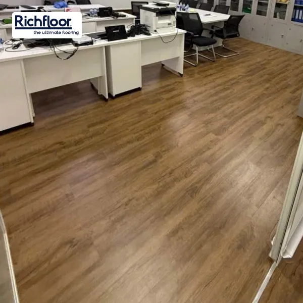 Sàn nhựa giả gỗ màu nâu ấm mang lại cảm giác ấm cúng, phù hợp không gian sống hiện đại.