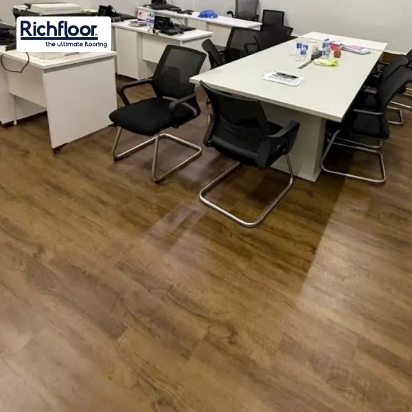 Tông màu nâu ấm của sàn nhựa giả gỗ dễ kết hợp với nhiều phong cách nội thất khác nhau.