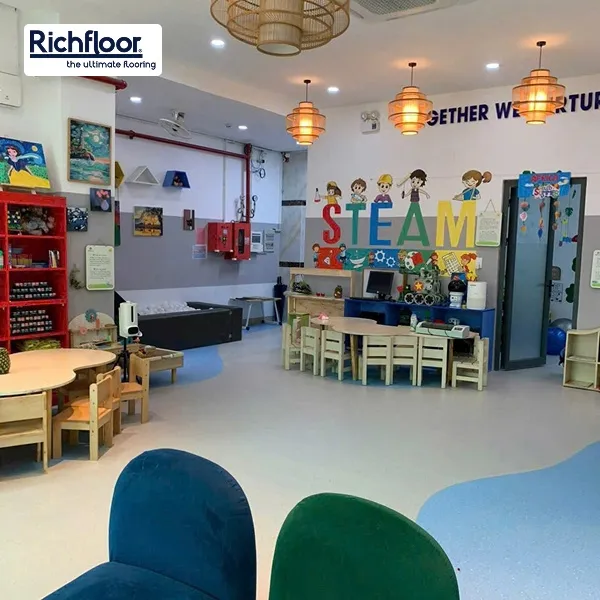Bề mặt sàn nhựa Vinyl cuộn kháng khuẩn có độ đàn hồi tốt, giúp giảm chấn khi vui chơi và di chuyển.