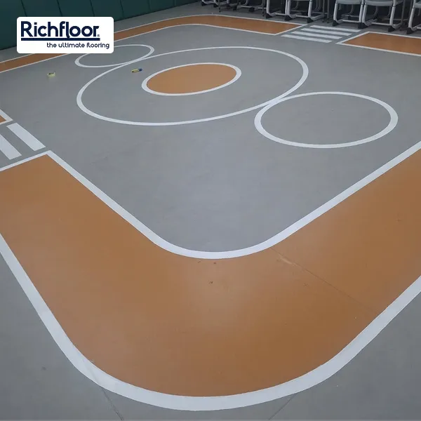 sàn nhựa Vinyl cuộn kháng khuẩn chất lượng thường có lớp phủ bảo vệ, tăng độ bền và chống trầy xước.